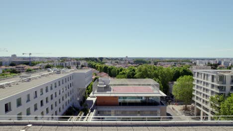 Basketballplatz-Auf-Einem-Dach-In-Montpellier,-Im-Süden-Frankreichs