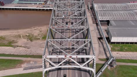 Antenne-Von-Autos,-Die-über-Die-Horace-Wilkinson-Brücke-In-Baton-Rouge,-Louisiana,-Fahren