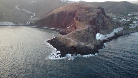 Vistas-épicas-Del-Acantilado-En-La-Playa-Roja-En-Santorini-Durante-El-Verano