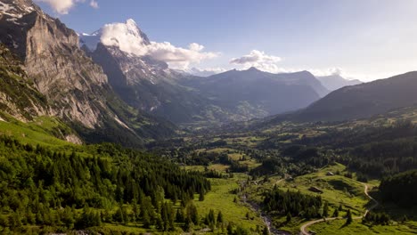 Hiperlapso-Del-Impresionante-Paisaje-Montañoso-En-Grindelwald-En-Los-Alpes-Suizos,-Volando-Hacia-La-Cara-Norte-Del-Eiger