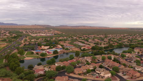 Lago-Sahuarita-En-Arizona-Cerca-De-Los-Suburbios-Del-Barrio-Residencial-De-Tucson