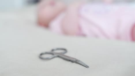 Medizinische-Schere-Neben-Einem-Neugeborenen,-Konzept-Der-Geburt,-Beginn-Des-Lebens