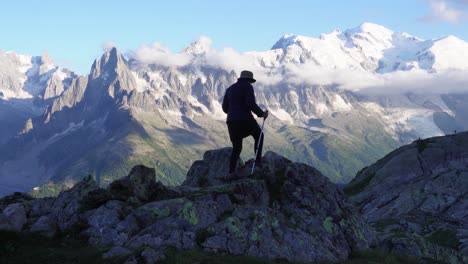 Eine-Frau-Wandert-In-Den-Französischen-Alpen-Mit-Blick-Auf-Den-Mont-Blanc-Und-Die-Atemberaubende-Bergkette-Frankreichs,-Während-Der-Sonnenuntergangsstunden,-In-Der-Nähe-Des-Lac-Blanc