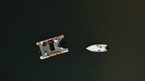 Kleines-Motorboot-Und-Pontonboot-Zum-Hummerfischen,-Drohnenaufnahme,-HD-30p