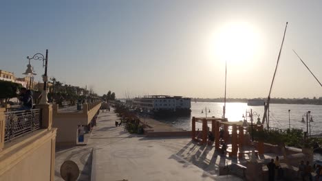 Barcos-Turísticos-Atracados-Al-Lado-Del-Río-Nilo,-Luxor,-Egipto