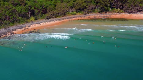 Plätschernde-Surfwellen-Mit-Surfern-Im-Noosa-Nationalpark-In-Der-Nähe-Von-Noosa-Heads,-Queensland,-Australien