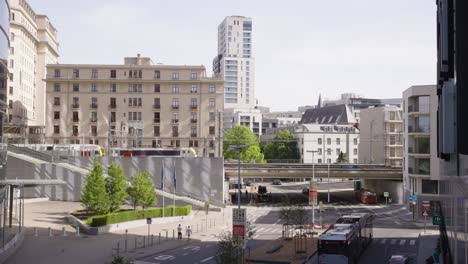 Zug-über-Den-Stadtverkehr-Im-Europaviertel-Von-Brüssel-In-Belgien
