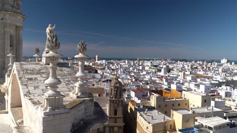 Wunderschöner-Panoramablick-über-Die-Stadt-Cadiz-Von-Der-Spitze-Der-Berühmten-Kathedrale