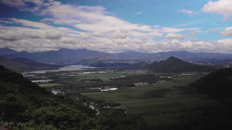 Tageszeitraffer-Mit-Sich-Schnell-Bewegenden-Wolken-Mit-Blick-Auf-Den-Amatitlan-See-In-Der-Stadt-Guatemala