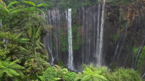 Riesiger-Wasserfall-Mit-üppigem-Grünem-Dschungel-In-Indonesien
