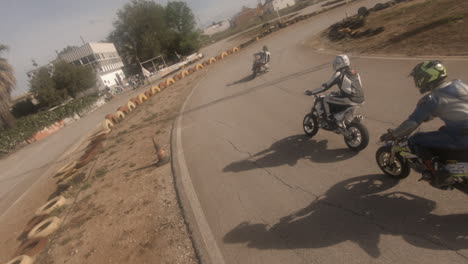 Fpv-Drone-Persigue-A-Los-Corredores-De-Mini-Bicicletas-Alrededor-De-Las-Esquinas-De-La-Pista-De-Motocicletas