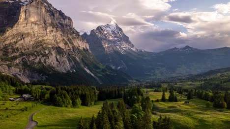 Atemberaubender-Hyperlapse-Ankommender-Cumulonimbus-Wolken-über-Der-Malerischen-Bergstadt-In-Den-Schweizer-Alpen