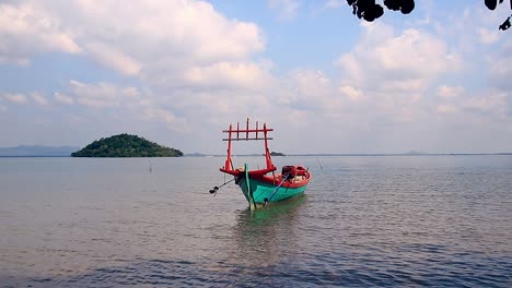 Traditionelles-Khmer-Fischerboot,-Das-Vor-Der-Küste-Von-Rabbit-Island-Oder-Koh-Tonsay-In-Kambodscha-Festgemacht-Hat