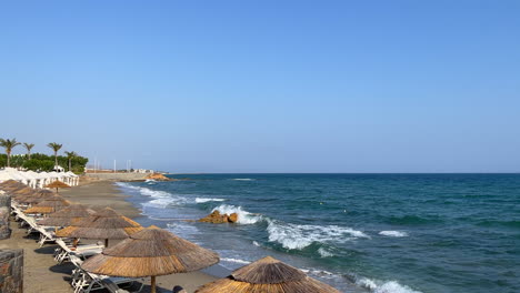 El-Mar-Turquesa-Se-Derrama-Sobre-La-Orilla-De-La-Playa-De-Creta
