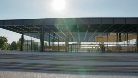 Neue-Nationalgalerie-De-Berlín-Después-De-Los-Trabajos-De-Construcción-Durante-El-Día-Soleado