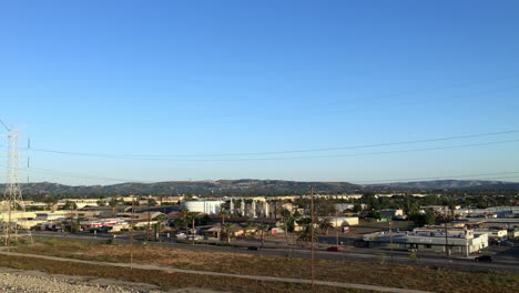 Skyline-Von-Irwindale,-Kalifornien,-Industrie--Und-Gewerbegebiet-Mit-Straßen--Und-Übertragungsleitungen