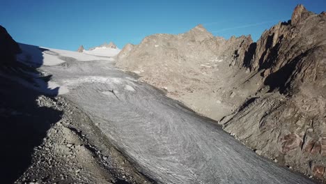 Toma-Panorámica-De-Drones-De-Un-Glaciar-Y-Picos-Rocosos-En-Los-Alpes-Suizos
