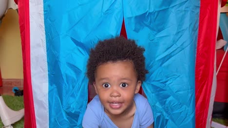 Liebenswertes-Zweijähriges-Afroeuropäisches-Kind,-Das-In-Seinem-Spielzeugzelt-Spielt-Und-Seinen-Vater-überrascht