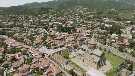 Flug-über-Die-Swetizchoweli-Kathedrale-In-Der-Historischen-Stadt-Mzcheta,-Georgien