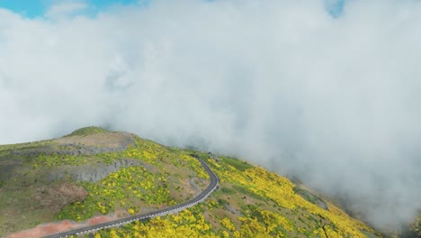 Nubes-Tocando-La-Montaña-Con-Follaje-Otoñal-En-La-Isla-De-Madeira,-Portugal.