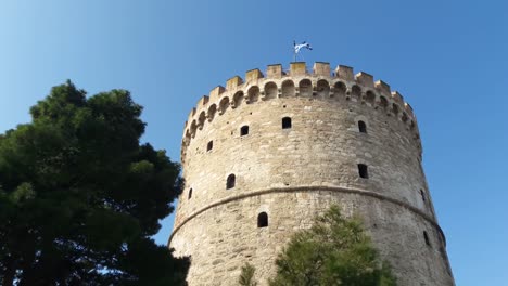Exterior-view-looking-up-at-The-White-Tower-in-Thessaloniki-Greece