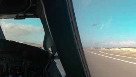 Standpunktaufnahme,-Sitzend-Im-Cockpit,-Dem-Flugdeck-Eines-Flugzeugs,-Während-Es-Abhebt