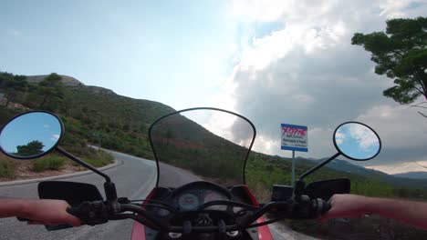 Montando-Una-Motocicleta-En-La-Montaña-Penteli-En-Grecia