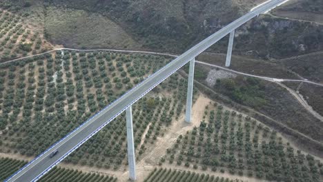 Vista-Aérea-De-Una-Carretera-Sobre-Un-Viaducto