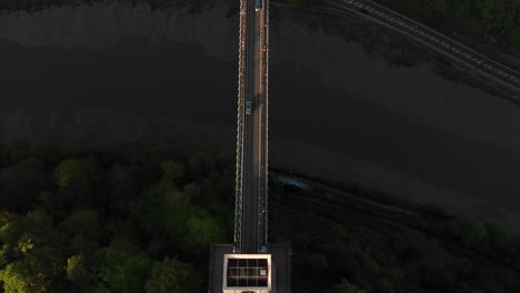 Luftaufnahme:-Vogelperspektive-Eines-Autos,-Das-Bei-Sonnenuntergang-über-Die-Clifton-Hängebrücke-In-Bristol-City,-England-Fährt