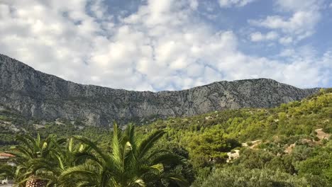 Ein-Zeitraffervideo-Von-Wolken,-Die-über-Einen-Berg-In-Kroatien-Ziehen
