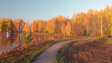 An-Einem-Farbenfrohen-Oktobertag-In-Der-Nähe-Eines-Wunderschönen-Sees-über-Einen-Fußweg-In-Einer-Ruhigen-Landschaft-Wandern