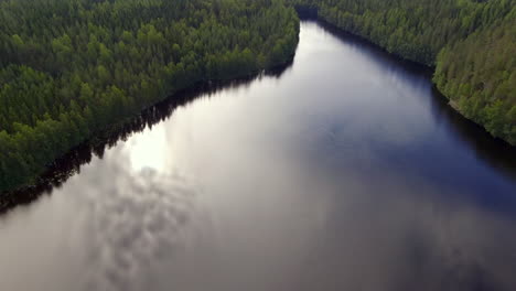 Erstaunliche-Luftaufnahmen-Einer-Hypnotisierenden-Sonne-Und-Wolken-Auf-Einer-Spiegelglatten-Oberfläche-Eines-Sees-In-Der-Finnischen-Wildnis
