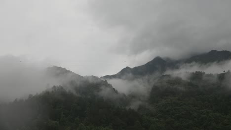 Zeitraffer-Bewegter-Wolken-über-Chinesischen-Bergen