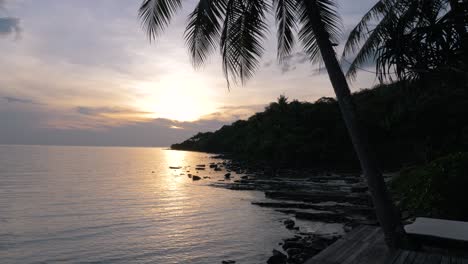 Schöner-Sonnenuntergang-Oder-Sonnenaufgang-Am-Strand-Mit-Kokosnuss-Oder-Palme-In-Thailand