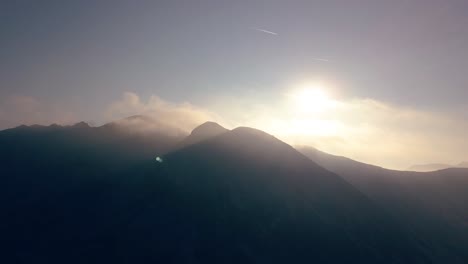 Vista-Aérea-De-Múltiples-Cumbres-En-Rumania-Iluminadas-Por-El-Sol