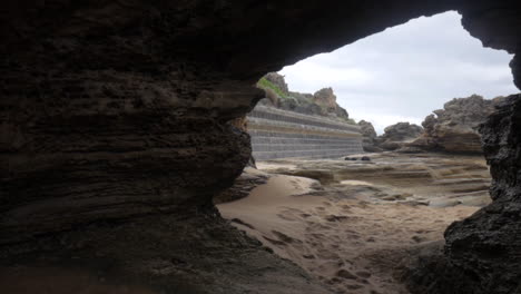 Spaziergang-Durch-Erodierte-Felsformationen-An-Einem-Australischen-Strand
