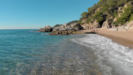 Costa-Brava-Strand,-Luftdrohne,-Paradies,-Türkisgrün---Lloret-De-Mar-Mittelmeer---Spanien