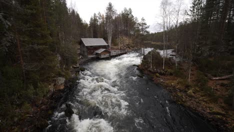 Ein-Altes-Mühlenhaus-In-Finnland-Am-Fluss