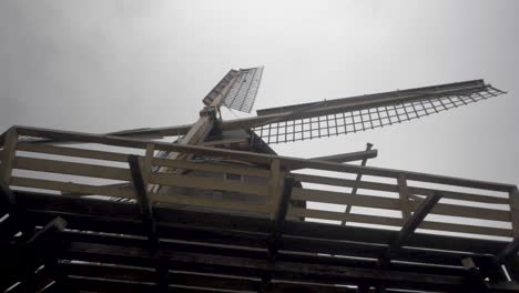 Kamera-Dreht-Sich-Sanft-Im-Niedrigen-Winkel-Um-Eine-Traditionelle-Holländische-Windmühle