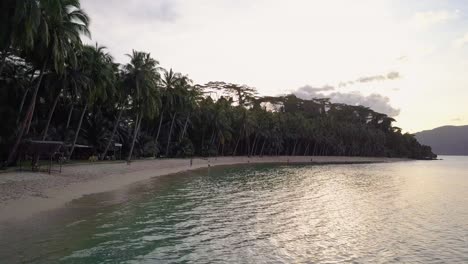 Luftaufnahme-Eines-Tropischen-Strandes-Am-Nachmittag-über-Klarem-Wasser-Auf-Den-Philippinen-–-Kameraverfolgung-Aus-Niedrigem-Winkel