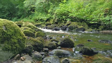 Claddagh-Fluss-In-Donegal-Irland-Wasser,-Das-Nach-Rechts-Unten-Fließt