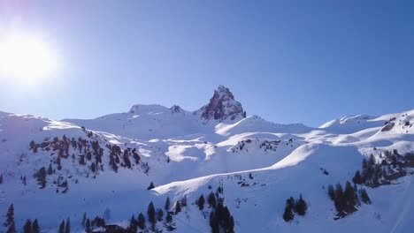 Aufnahme-Eines-Berggipfels-In-Flums,-Schweiz-An-Einem-Schönen-Sonnigen-Wintertag