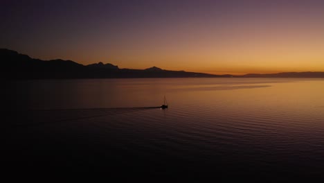 Langsame-Umlaufbahn-Im-Uhrzeigersinn-Um-Ein-Segelboot-Auf-Dem-Genfersee-Mit-Wunderschönen-Sonnenuntergangsfarben-Vor-Cully,-Lavaux---Schweiz