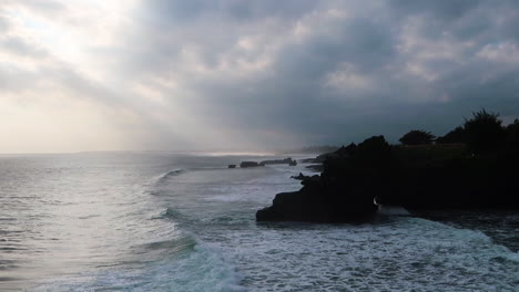 Wellen-Schlagen-Gegen-Die-Küste-Von-Bali