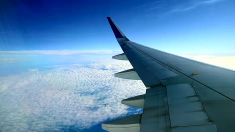 Blick-Auf-Den-Bewölkten-Blauen-Himmel-Am-Morgen-Aus-Den-Fenstern-Eines-Verkehrsflugzeugs