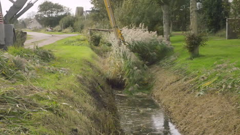 In-Den-Niederlanden-Ist-Die-Grabenreinigung-Obligatorisch,-Um-Überschwemmungen-Zu-Verhindern