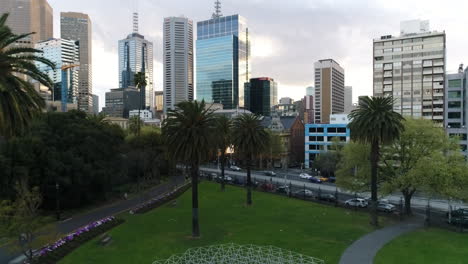 Luftaufnahme-Von-Melbourne-CBD-Bei-Sonnenuntergang,-Parlamentsgebäude-Und-Princess-Theatre-Sichtbar