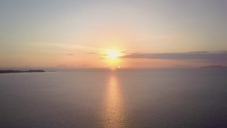 Luftaufnahme-Des-Wunderschönen-Sonnenuntergangs-Am-Meer-In-Thailand---Rückwärtsverfolgung-Der-Kamera