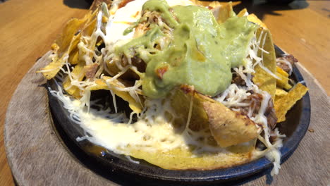 Compartiendo-Un-Plato-De-Tacos-Con-Guacamole-Y-Queso