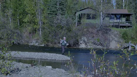 Fliegenfischer-Werfen-In-Zeitlupe-Am-Ufer-Des-Chena-River-In-Einem-Angenehmen-Tal-In-Der-Nähe-Von-Fairbanks,-Alaska